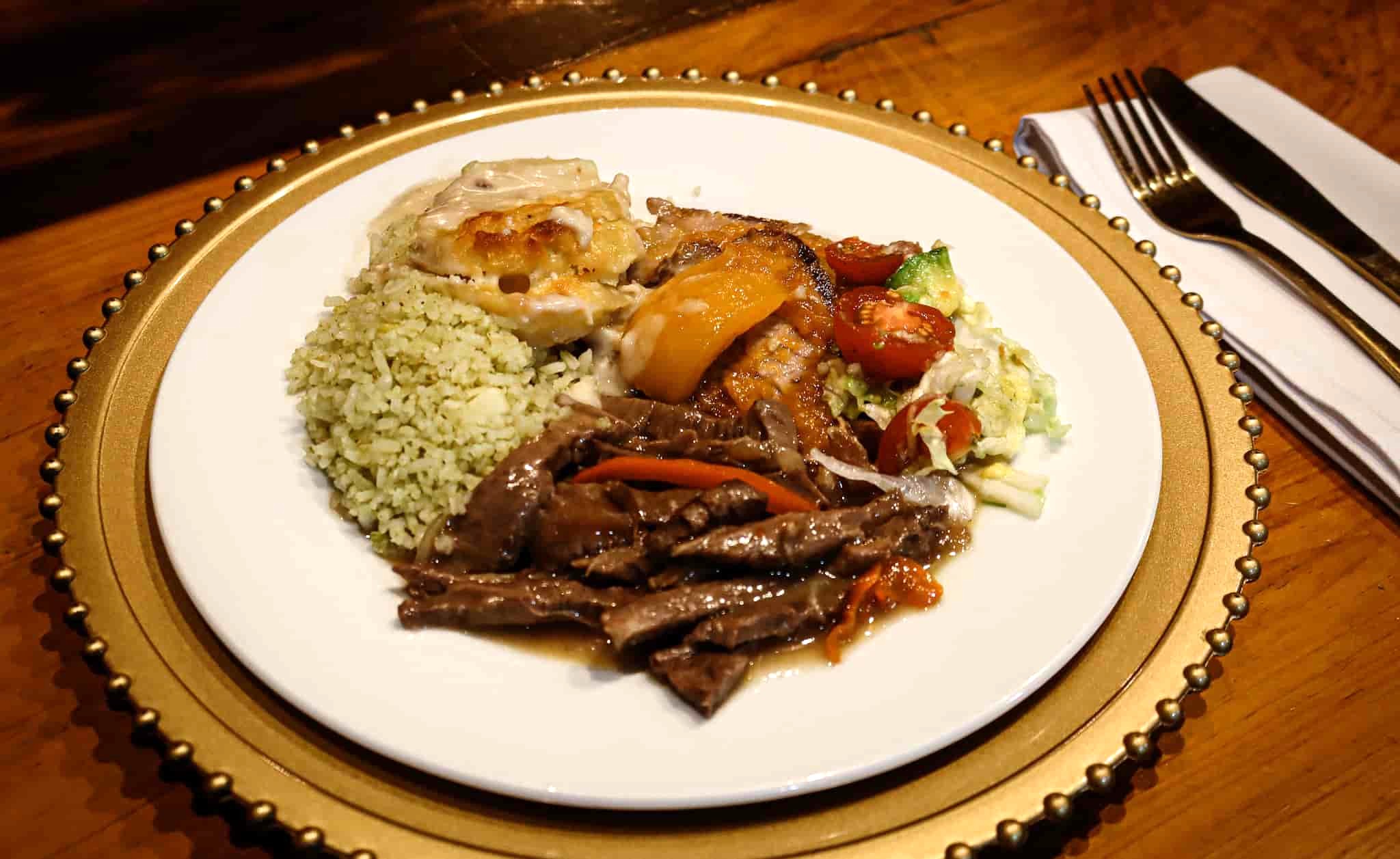 Elegante plato gourmet para eventos sociales y empresariales