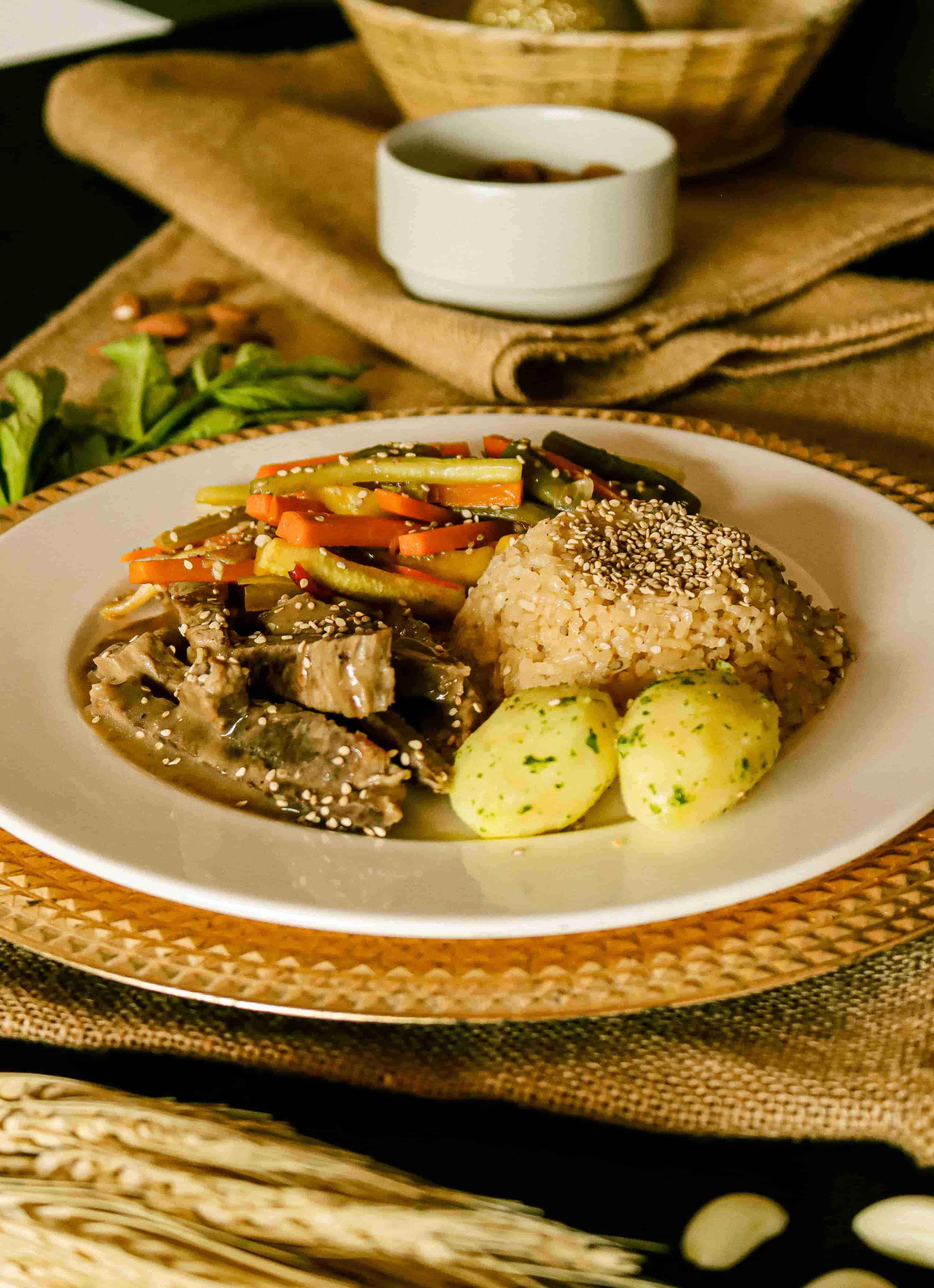Almuerzo gourmet con arroz integral, vegetales salteados, carne en salsa y papas al vapor, servido en evento corporativo por VIP Catering.