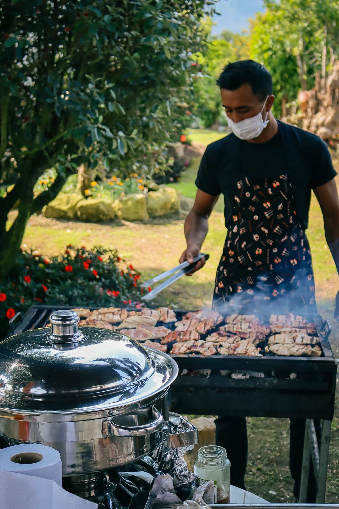 Asados a la parrilla con cortes de carne seleccionados, ideales para eventos al aire libre