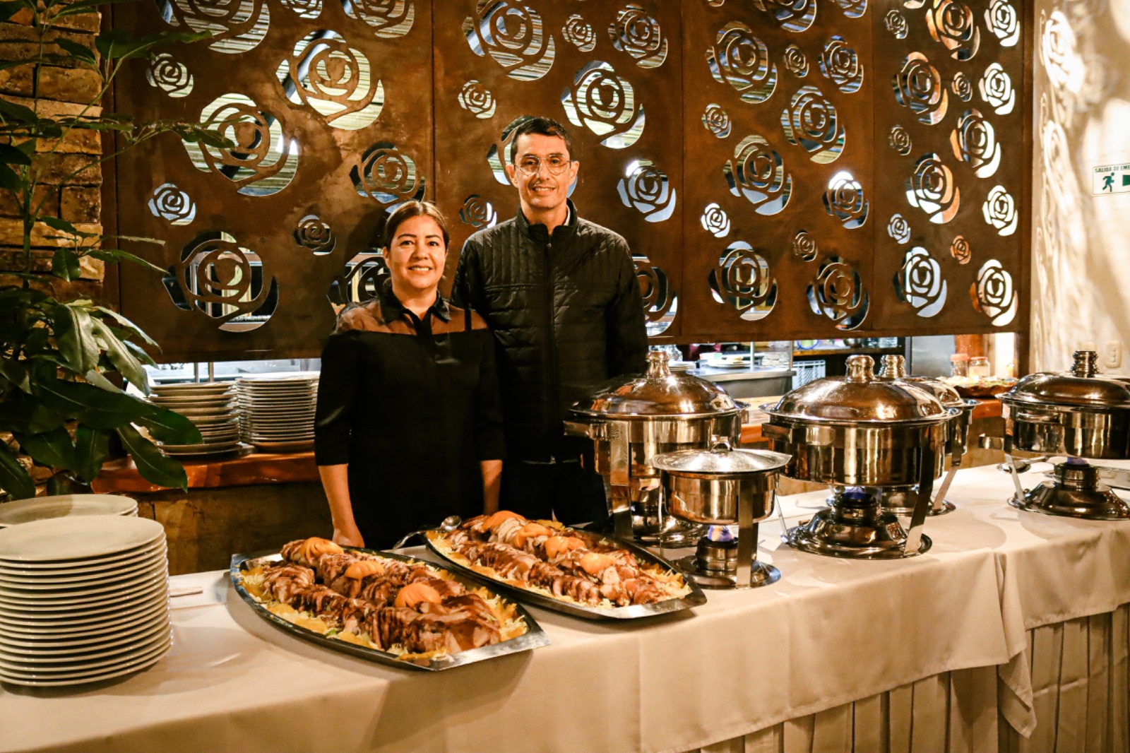 Equipo de VIP Catering junto a un buffet servido para evento empresarial con presentación elegante y platos variados