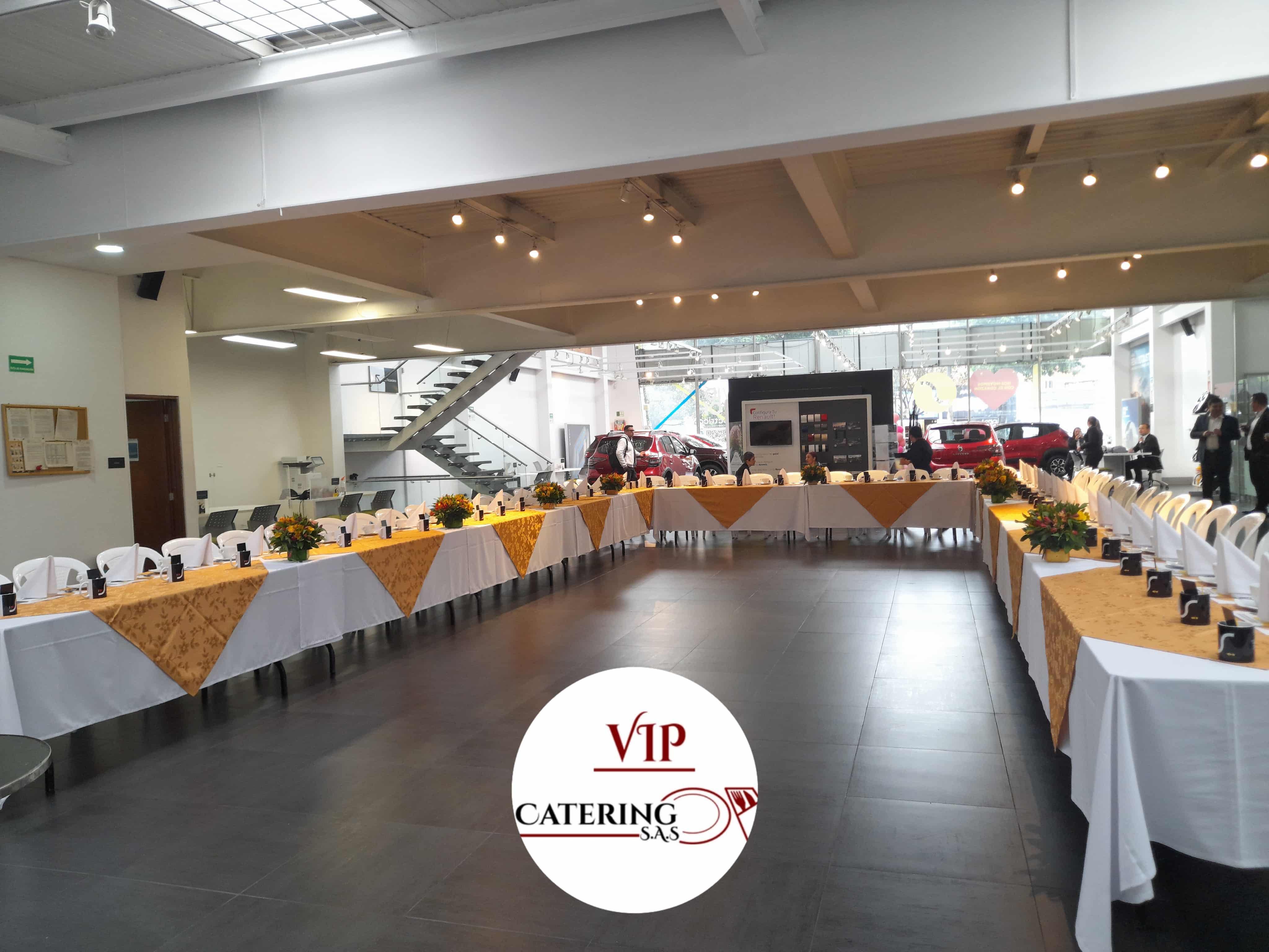 Montaje de sillas y mesas para eventos corporativos